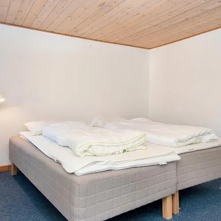 14 Person In Romo-by Traum *